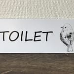 Dørskilt til toilettet med spurv